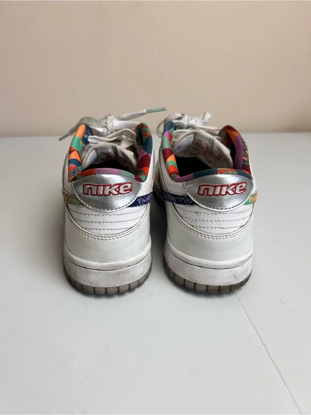 Nike White Low-Top Kids Sneakers with Multicolor Patterned Liner 7Y